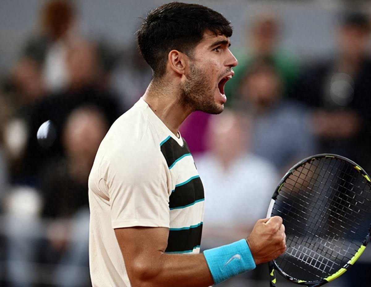 法国选手取得比赛,登上冠军宝座,掌声雷动 法国选手取得比赛,登上冠军宝座,掌声雷动